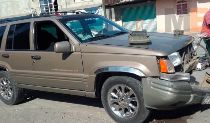 Se registra choque entre dos vehículos en la colonia Zapata de Apatzingán, Michoacán