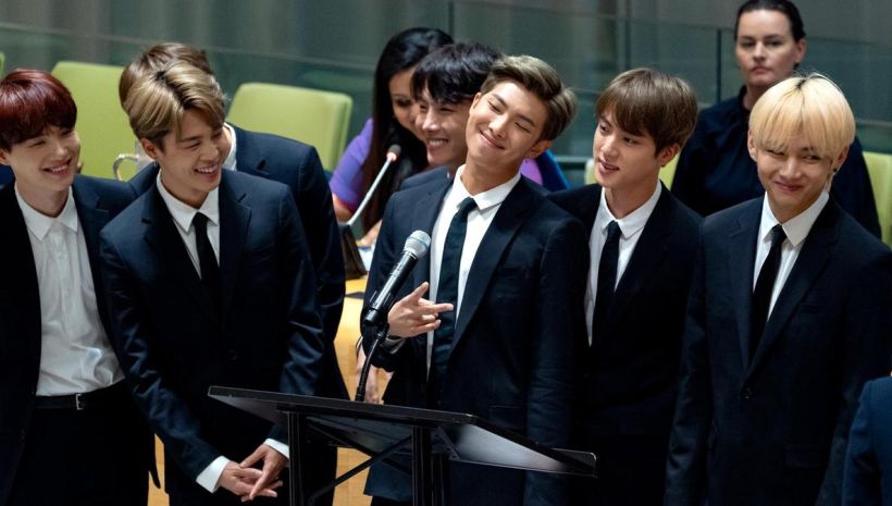 "Teletrece" lideró denuncias ante el CNTV por nota sobre el grupo de k-pop BTS