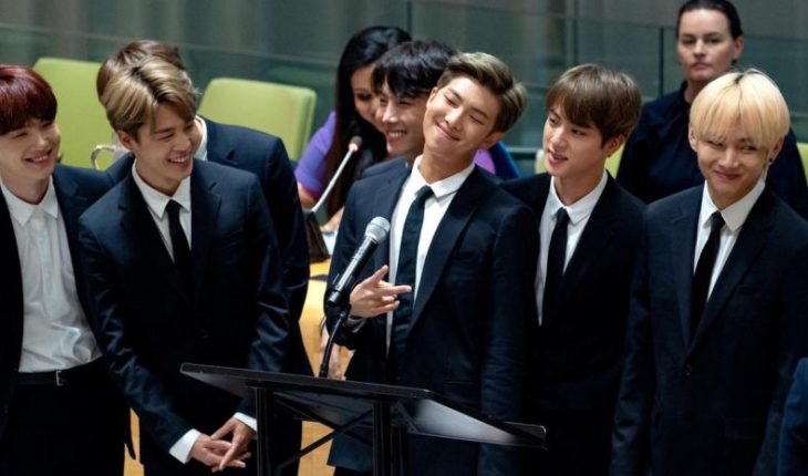 “Teletrece” lideró denuncias ante el CNTV por nota sobre el grupo de k-pop BTS