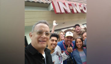 Tom Hanks firma autógrafos en restaurante, se toma fotos con fans y paga las hamburguesas de todos