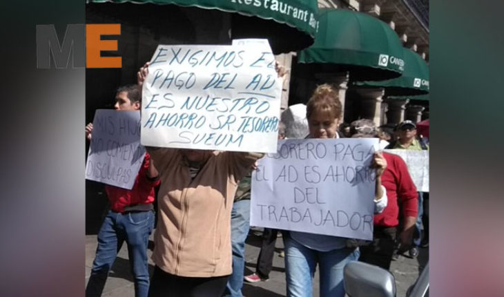 Trabajadores protestan para exigir sus pagos