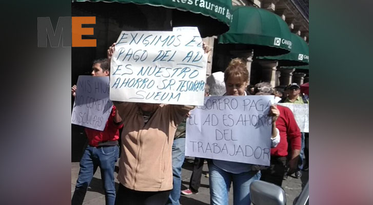 Trabajadores protestan para exigir sus pagos