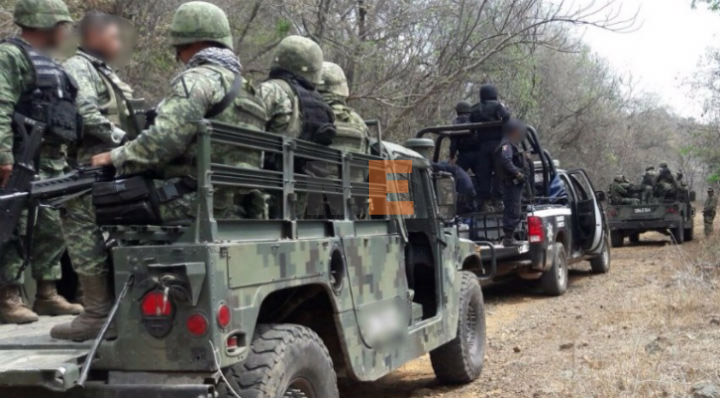 Tras una persecución y balacera policías y soldados aseguran camioneta y armamento en Apatzingán