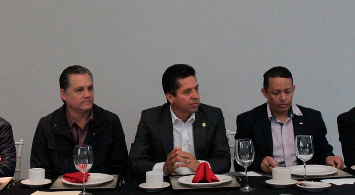 Urge sector industrial a reparar la red carretera de Michoacán