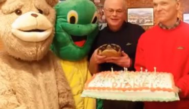 [VIDEO] Hombre celebró los 50 años de su tortuga, la que recibió cuando era niño