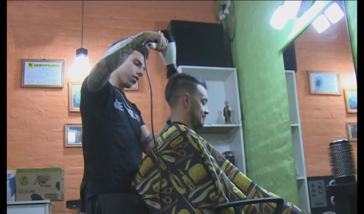 Video: Peluquero solidario: corta el pelo a cambio de leche para donar