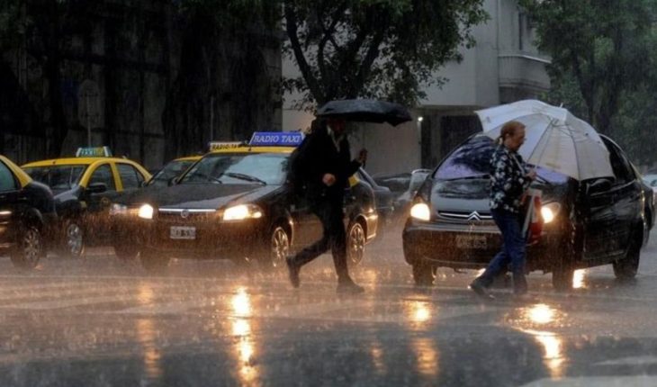 translated from Spanish: Alert by strong storms and hail to Buenos Aires and Santa Fe