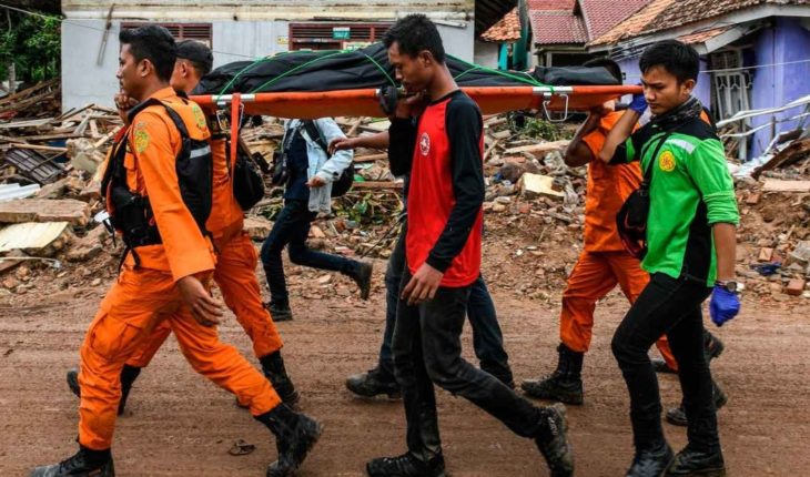 translated from Spanish: Aumentan muertos por tsunami en Indonesia al buscar supervivientes