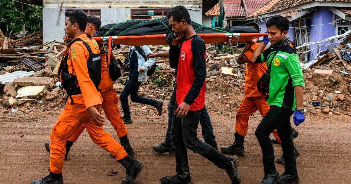 Aumentan muertos por tsunami en Indonesia al buscar supervivientes