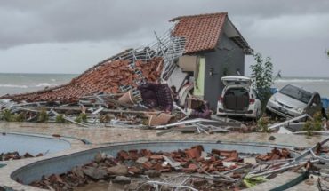 translated from Spanish: Crece el número de muertos tras el tsunami en Indonesia