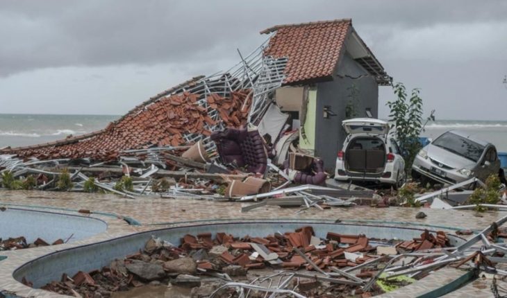 translated from Spanish: Crece el número de muertos tras el tsunami en Indonesia