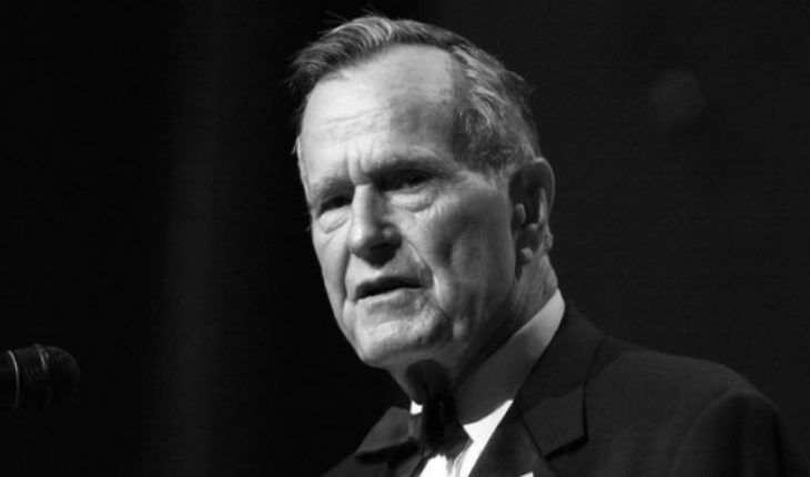 translated from Spanish: Dies former President of USA George H.W. Bush