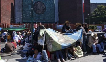translated from Spanish: Diputados cambian hora de sesión por protesta de campesinos