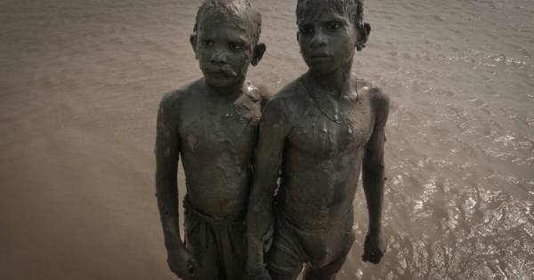 Documental “Flow”: un viaje por por los ríos Ganges en India y Biobío en Chile