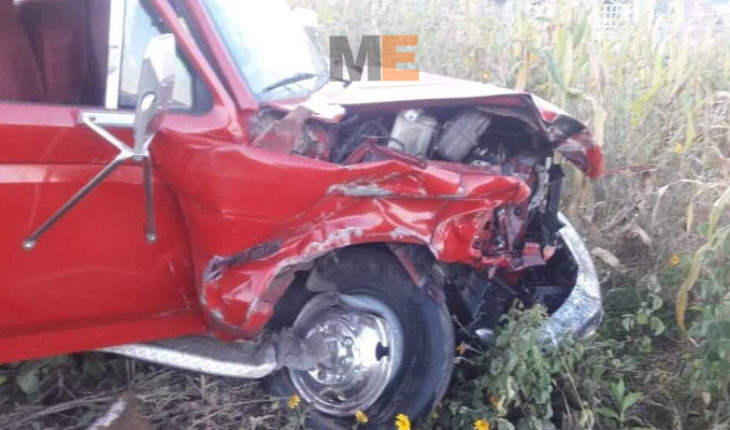 translated from Spanish: Driver falls asleep and has an accident in his truck on the road Zitácuaro