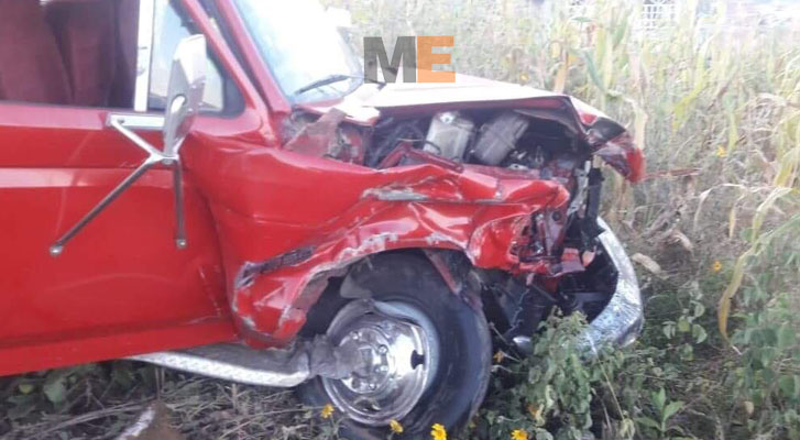 Driver falls asleep and has an accident in his truck on the road Zitácuaro