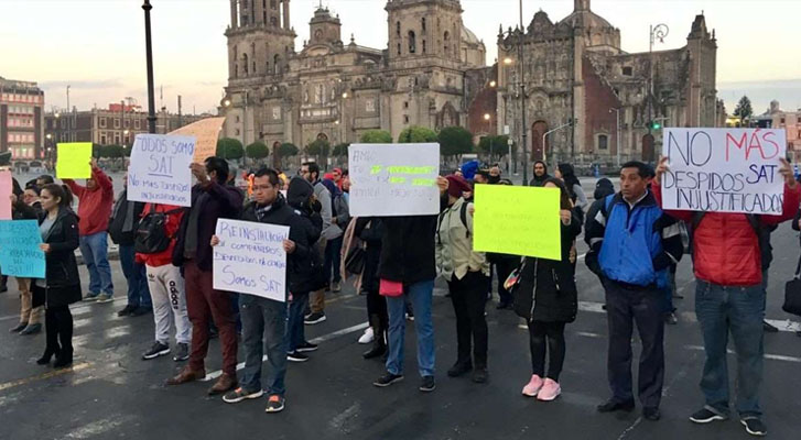 Empleados del SAT protestan en Palacio Nacional por despidos, “Lo voy a revisar”, dice López Obrador