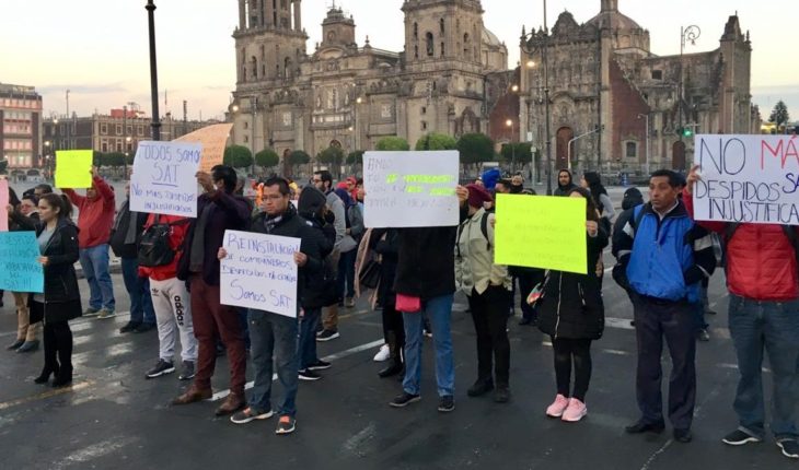 translated from Spanish: Empleados del SAT protestan por despidos injustificados