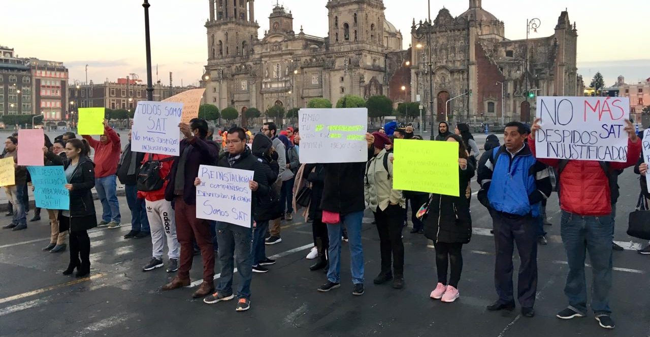 Empleados del SAT protestan por despidos injustificados