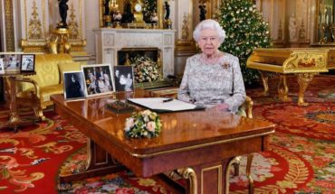 translated from Spanish: La reina Isabel II ofrece su mensaje anual de Navidad