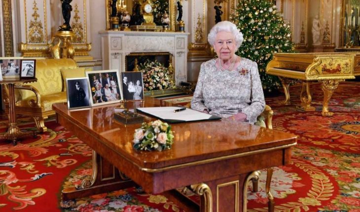 translated from Spanish: La reina Isabel II ofrece su mensaje anual de Navidad