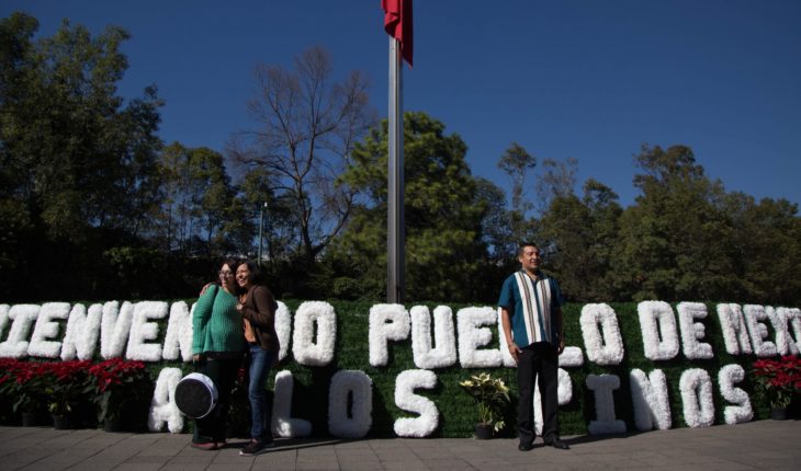 translated from Spanish: Long lines and screaming, Los Pinos opened its doors
