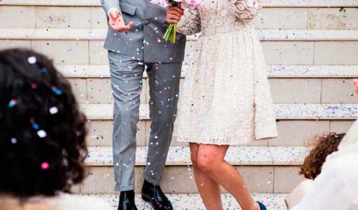 translated from Spanish: “Looked incredible”: bride and groom marry identical dresses