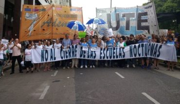 translated from Spanish: Marcha de maestros porteños contra el cierre de escuelas nocturnas