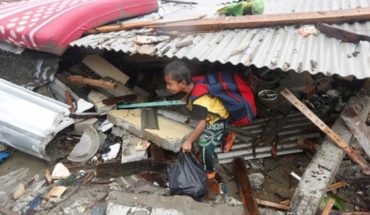 translated from Spanish: Muertos por tsunami en Indonesia aumentan a 373 y sigue la frenética búsqueda de sobrevivientes entre los escombros