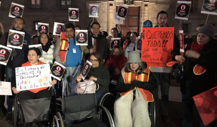 translated from Spanish: Personas con discapacidad protestan contra recortes en presupuesto de AMLO