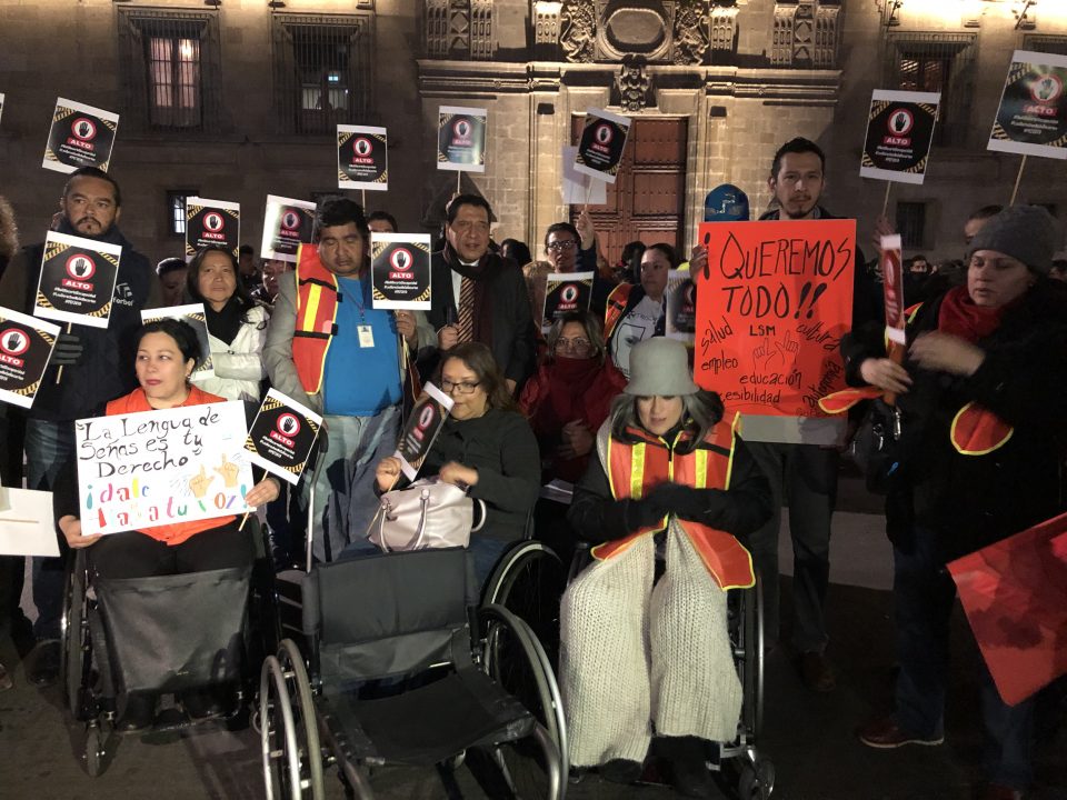 Personas con discapacidad protestan contra recortes en presupuesto de AMLO