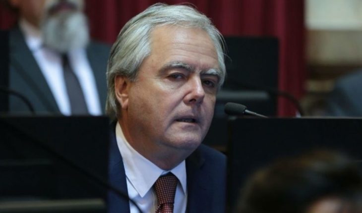 translated from Spanish: Pinedo confirmó que el Senador acusado de abuso renunciará a sus fueros