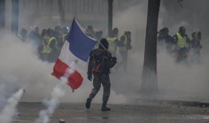 translated from Spanish: Tension in Paris: almost 500 detainees, tear gas and clashes in another protest of the “Yellow Jackets”