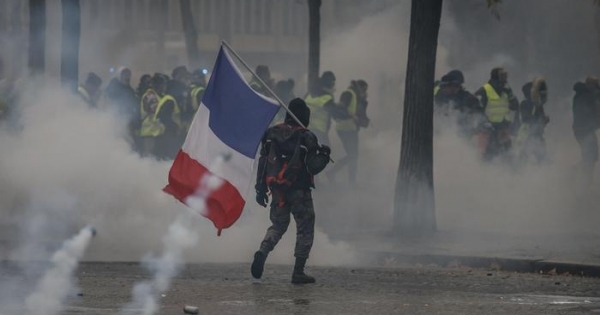 Tension in Paris: almost 500 detainees, tear gas and clashes in another protest of the "Yellow Jackets"