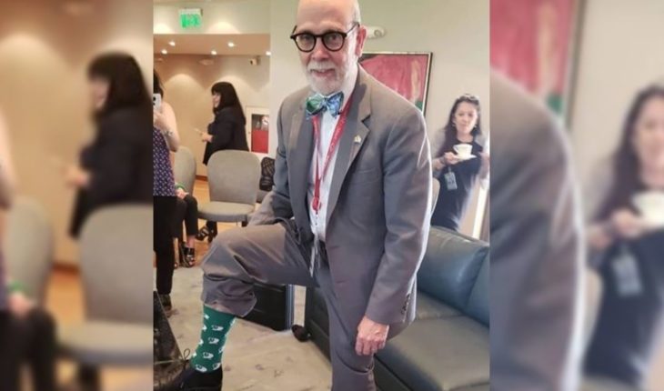 translated from Spanish: The Ambassador of Canada put stockings in favor of legal abortion