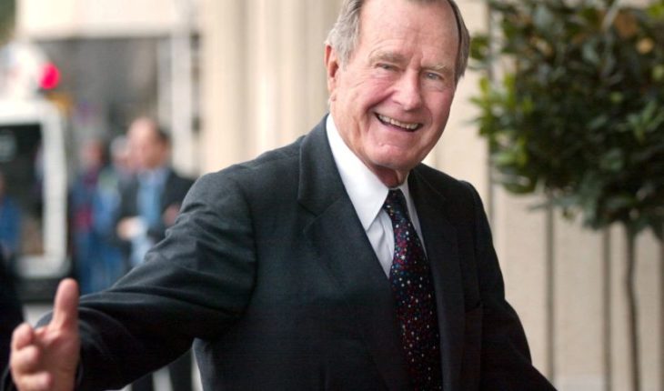 translated from Spanish: The former President of United States George H.W. Bush died at age 94