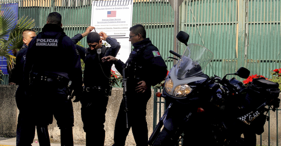 Tras el ataque policías mexicanos también custodian el consulado.