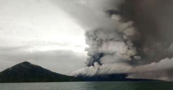 Volcán Anak Krakatoa: Indonesia eleva la alerta tras una serie de erupciones