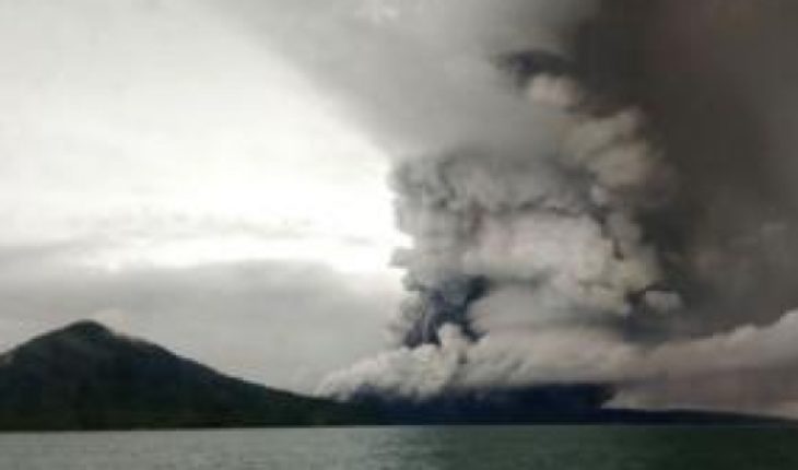 translated from Spanish: Volcán Anak Krakatoa: Indonesia eleva la alerta tras una serie de erupciones