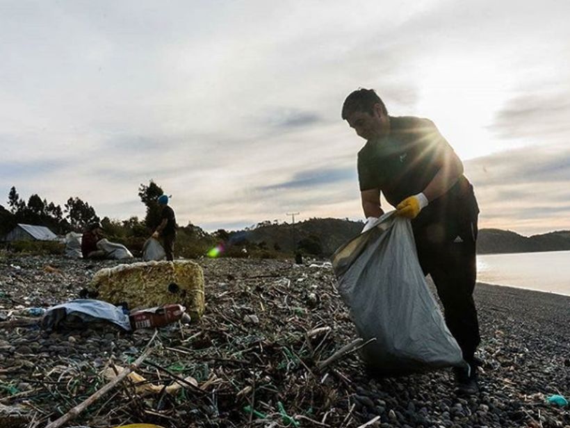 "Voluntarios Por El Océano": hoy comenzó el programa para limpiar las playas de Chile