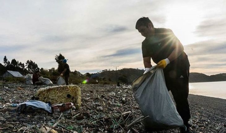 translated from Spanish: “Voluntarios Por El Océano”: hoy comenzó el programa para limpiar las playas de Chile
