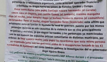 Colocan mantas en donde acusan a ex gobernador de Guerrero de nexos con el narcotráfico