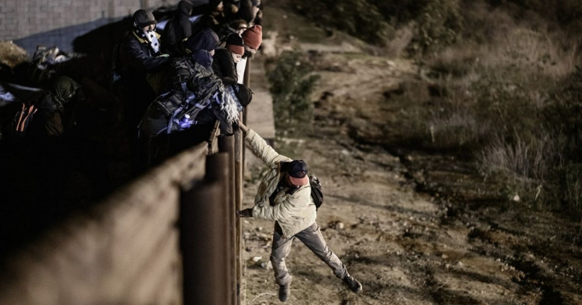 Detienen a 25 migrantes al cruzar la frontera de Tijuana