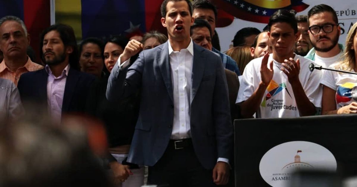 El líder de la oposición a Maduro se proclamó presidente de Venezuela