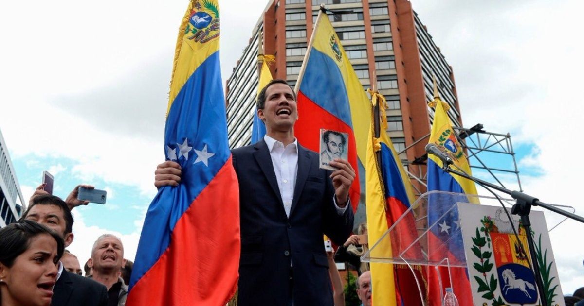 El líder opositor de Venezuela se proclamó presidente con apoyo de Trump