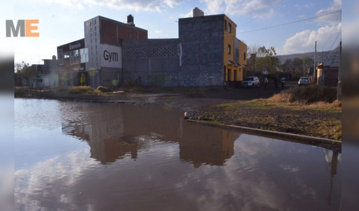 En Morelia, vecinos denuncian obra inconclusa e inundada en Los Fresnos
