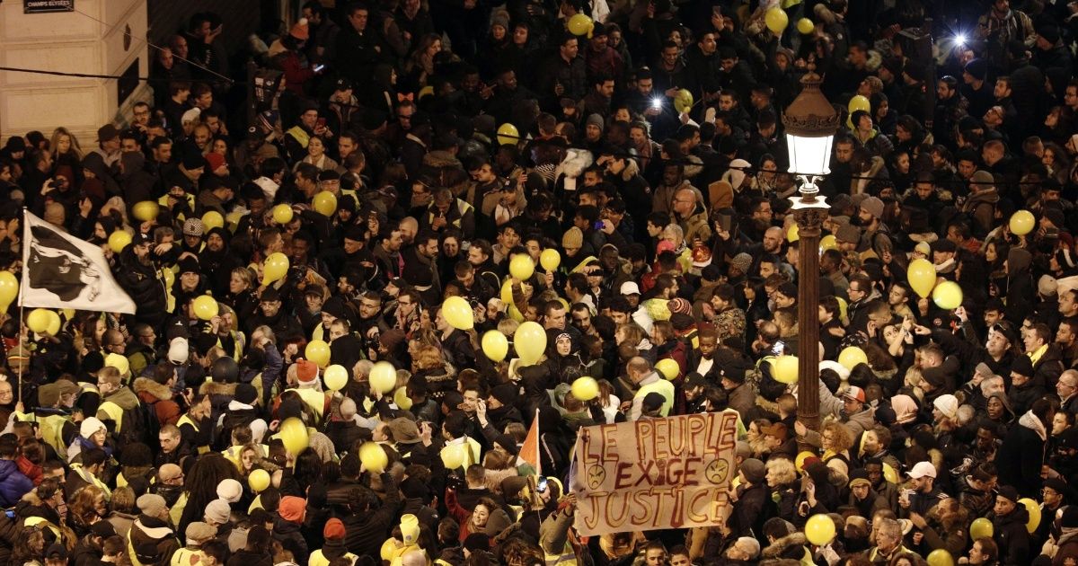 Francia: Chalecos amarillos acuden a festejos de Año Nuevo
