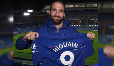 Gonzalo Higuaín fue presentado como nuevo jugador de Chelsea