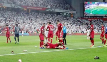 Insólito: Lanzan lluvia de zapatos contra selección de Qatar por pasar a la final de la Copa de Asia