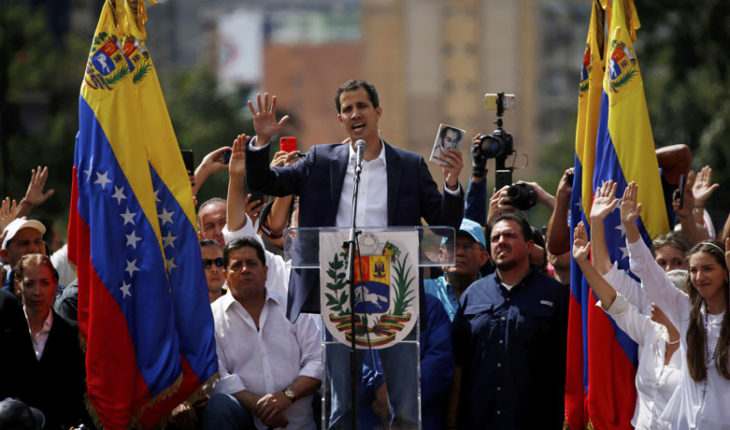 Jefe de la Asamblea Nacional se autoproclamó como “presidente encargado” de Venezuela